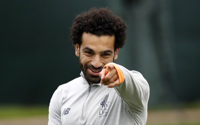 浩瀚体育-努涅斯空门踢飞球迷抱头